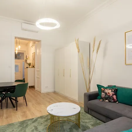 Rose-modern, Central, Quiet, Heroes' Square *