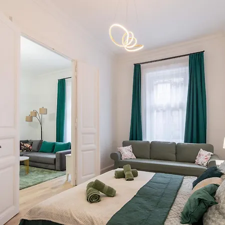 Rose-modern, Central, Quiet, Heroes' Square