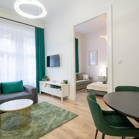 Rose-modern, Central, Quiet, Heroes' Square شقة