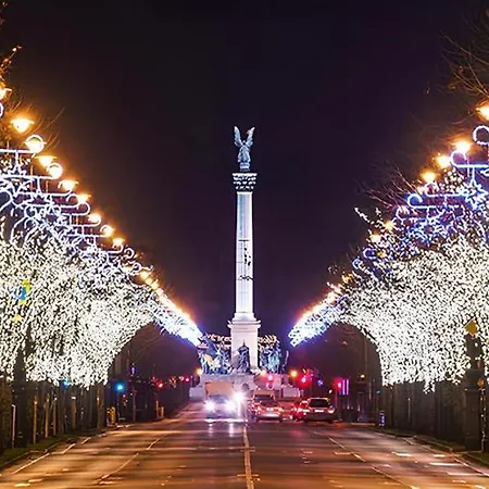 Rose-modern, Central, Quiet, Heroes' Square *