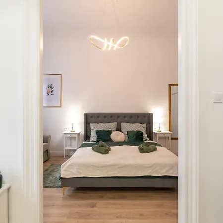 Rose-modern, Central, Quiet, Heroes' Square *