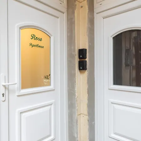 Rose-modern, Central, Quiet, Heroes' Square Lägenhet