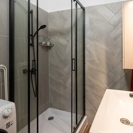 Rose-modern, Central, Quiet, Heroes' Square *